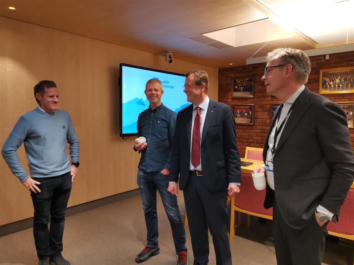Otto Eikeset informerte om reguleringsplan fylkesveg 55 Nes-Høyheimsvik. Her i lag med Kjetil Melheim,  ordførar Andreas Wollnick Wiese og kommunedirektør Jon Bolstad - Klikk for stort bilete