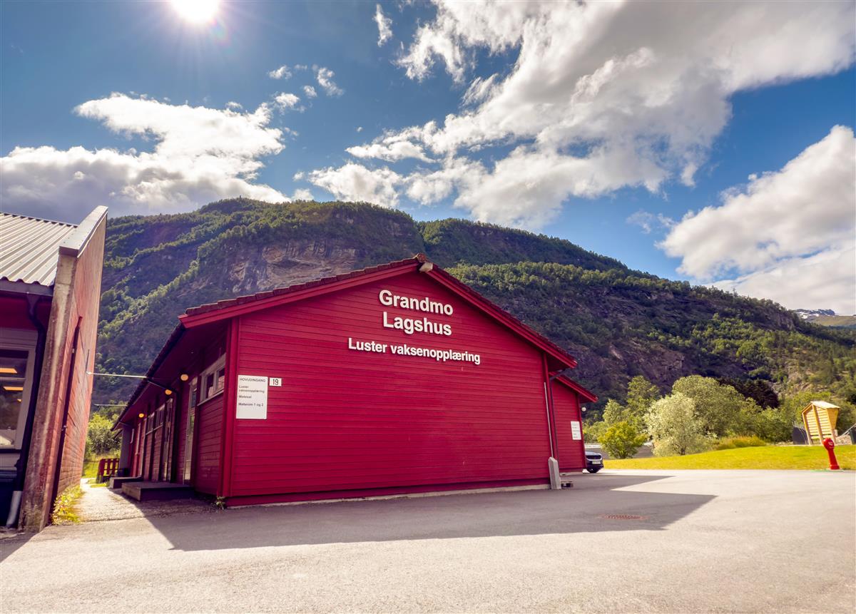 Bilde av bygget til Luster vaksenopplæring - Klikk for stort bilete